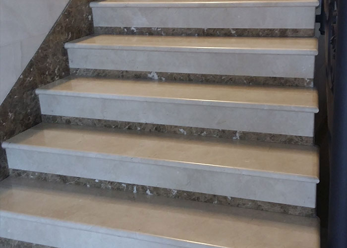 Crema Marfil Stairs